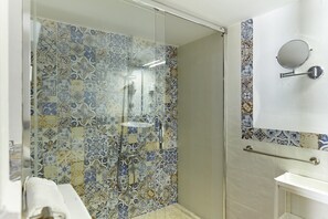 Shower, hair dryer, towels - Holiday Home 'Cazorla Rural Gualay' with Mountain View, Wi-Fi and Air Conditioning (QUESADA)
