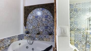 Ducha, secador de pelo y toallas