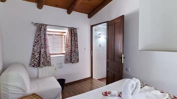 2 bedrooms, iron/ironing board, free WiFi, bed sheets