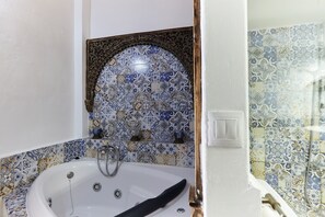 Shower, hair dryer, towels - Holiday Home 'Cazorla Rural Gualay' with Mountain View, Wi-Fi and Air Conditioning (QUESADA)