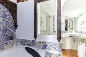Shower, hair dryer, towels - Holiday Home 'Cazorla Rural Gualay' with Mountain View, Wi-Fi and Air Conditioning (QUESADA)
