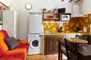 Een koelkast, een microgolfoven, een kookplaat