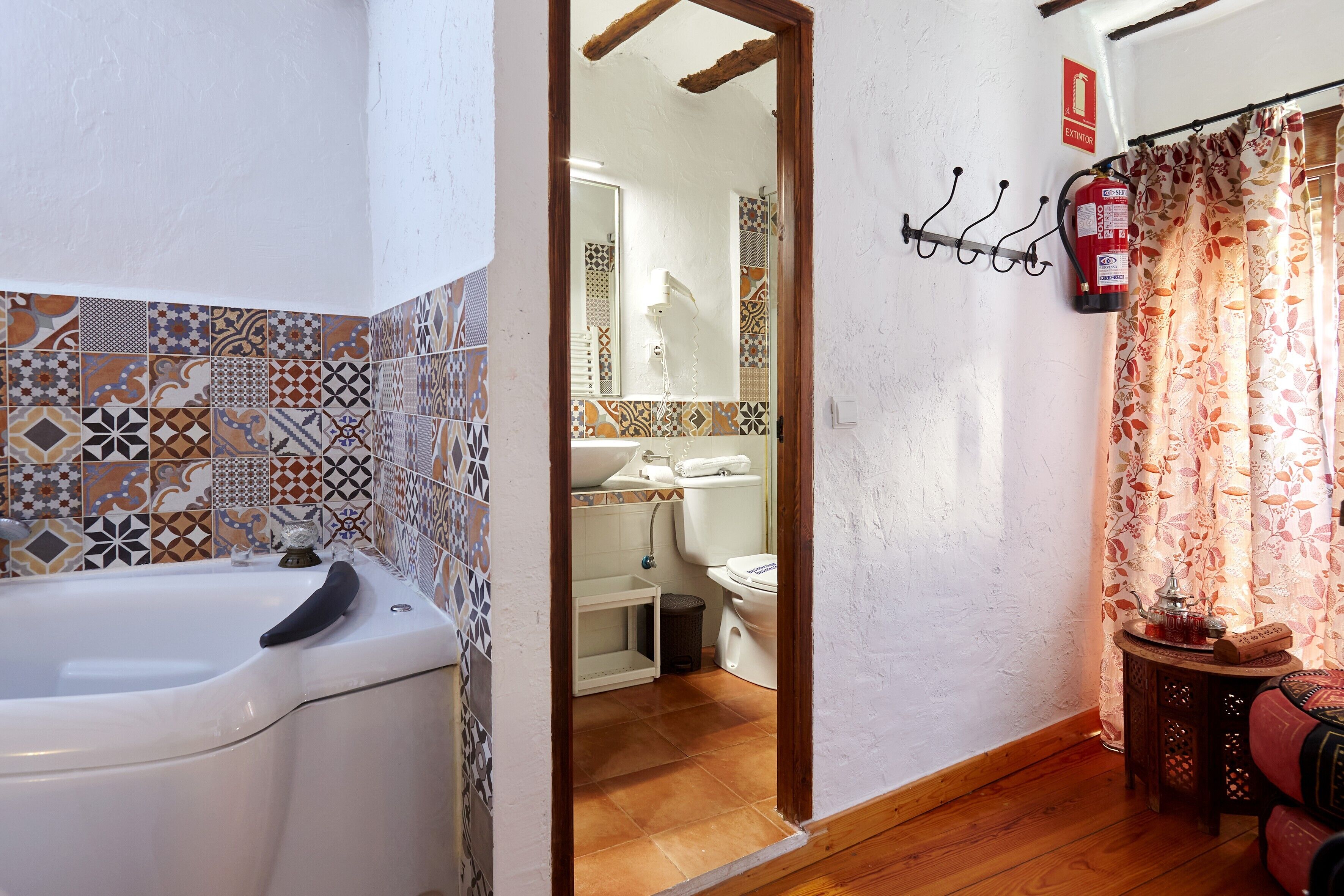 Regadera, secadora de cabello, toallas 