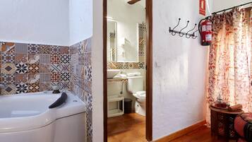 Regadera, secadora de cabello, toallas