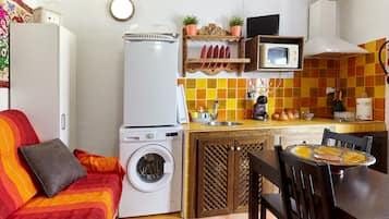 Fridge, microwave, stovetop, coffee/tea maker