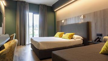 Comfort dubbelrum eller tvåbäddsrum - balkong | Värdeförvaringsskåp på rummet, mörkläggningsgardiner och gratis wi-fi