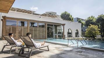 Piscina coperta, piscina all'aperto, lettini