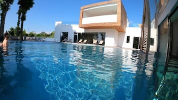 Piscina interna, piscina externa, espreguiçadeiras