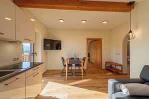 Interior - Apartment 'Weinangerhof Nussbaum' with Mountain View, Wi-Fi and Air Conditioning (Appiano)