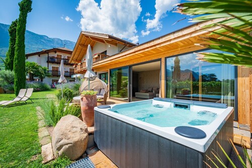 Studio Apartment 'Weinangerhof Apartment Birnbaum' with Mountain View, Wi-Fi and Air Conditioning