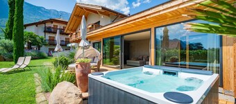 Studio Apartment 'Weinangerhof Apartment Birnbaum' with Mountain View, Wi-Fi and Air Conditioning