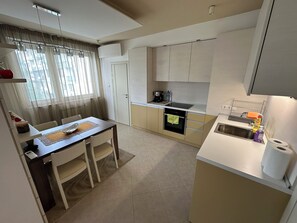Fridge, oven, stovetop, dishwasher - Appartement Moderne, Calme et Chaleureux! Parking Privé Souterrain! (Sofia)
