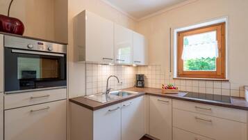 Kjøleskap, ovn, kokeplater og oppvaskmaskin