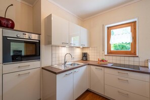 Een koelkast, een oven, een kookplaat, een vaatwasser