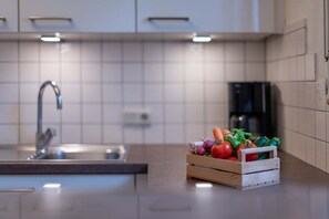 Een koelkast, een oven, een kookplaat, een vaatwasser