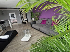 Smart-TV, DVD-Player, Bücher, Musikbibliothek