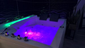 Uma banheira moderna com hidromassagem, sistema de água integrado e iluminação LED.