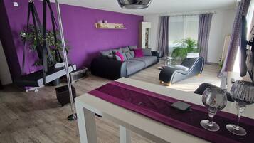 Smart TV, reproductor de DVD, libros y biblioteca musical