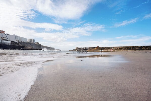 Beach nearby - Vacation Apartment 'Vivir Bajamar' with Sea View, Balcony and Wi-Fi (Bajamar)