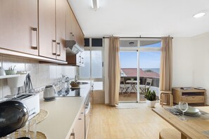 Fridge, microwave, oven, stovetop - Vacation Apartment 'Vivir Bajamar' with Sea View, Balcony and Wi-Fi (Bajamar)