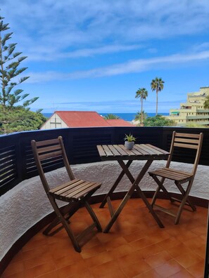 Outdoor dining - Vacation Apartment 'Vivir Bajamar' with Sea View, Balcony and Wi-Fi (Bajamar)