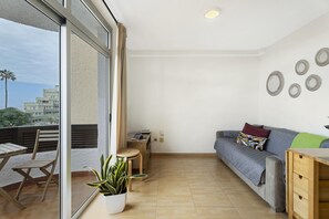 TV - Vacation Apartment 'Vivir Bajamar' with Sea View, Balcony and Wi-Fi (Bajamar)