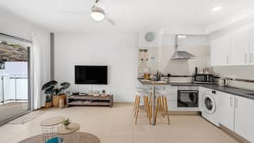 Geladeira, micro-ondas, fogão, cooktop