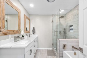 Signature House | Bathroom | Designer toiletries, hair dryer, towels, soap - Sedona Chapel Cross Home (Sedona)