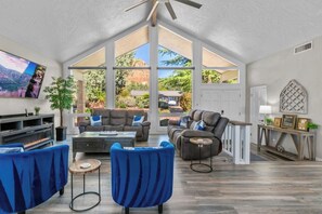 Living room - Sedona Chapel Cross Home (Sedona)