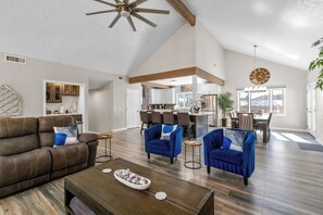 Living room - Sedona Chapel Cross Home (Sedona)