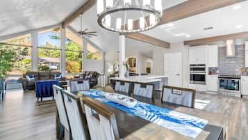 Signature House | In-room dining