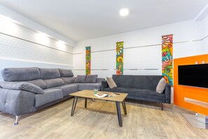 Tv och ett bordtennisbord