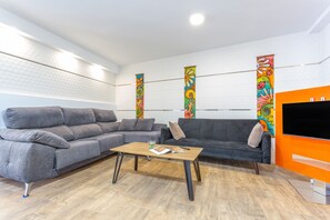 TV, ping pong - Vacation Apartment 'Las Palmeras' with Shared Terrace (Güimar)