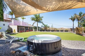 Outdoor spa tub - Vacation Apartment 'Las Palmeras' with Shared Terrace (Güimar)