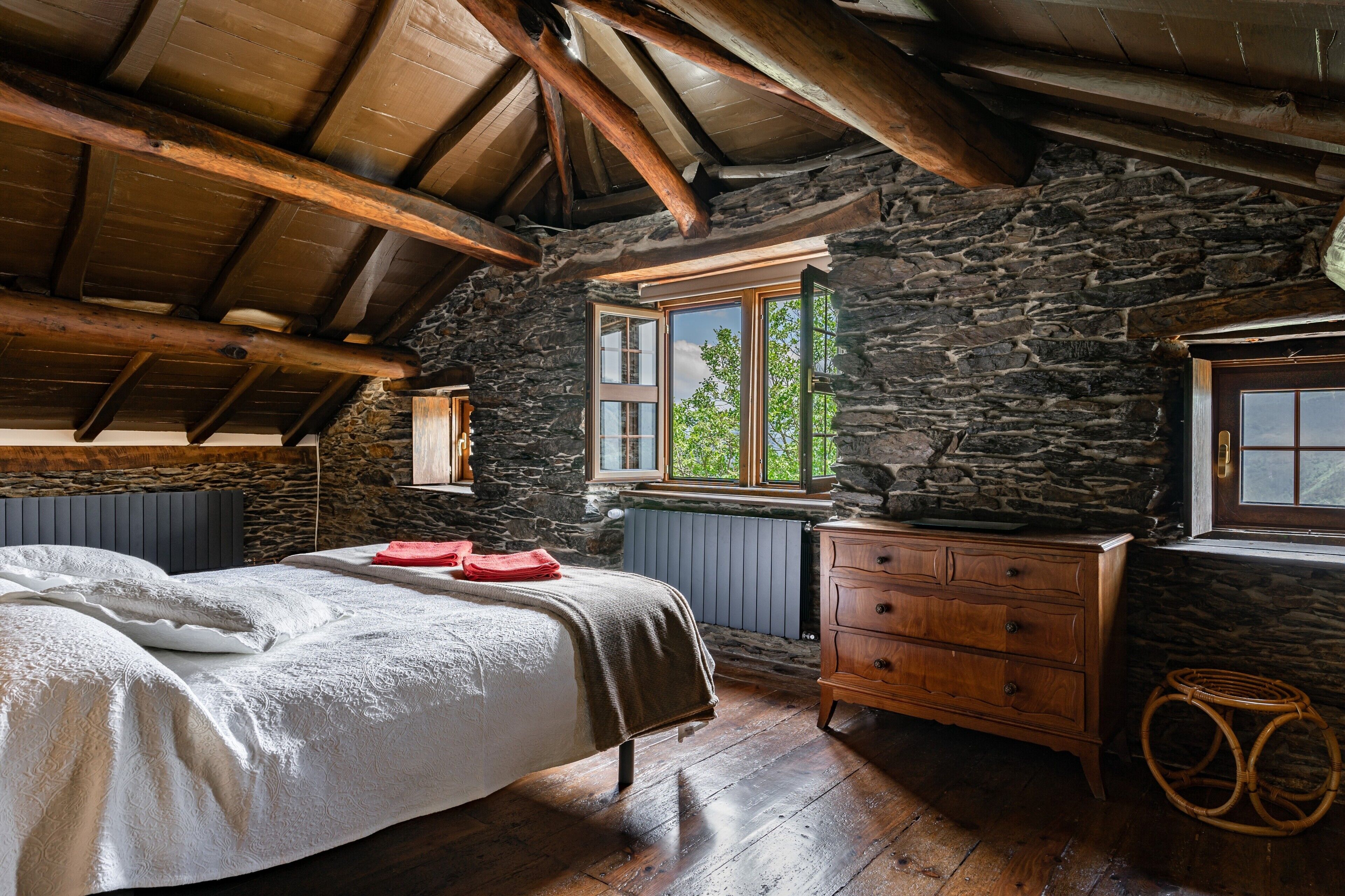 4 bedrooms, iron/ironing board, free WiFi, bed sheets