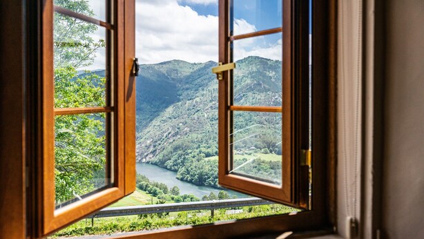 An open window with a view of a mountainous landscape and a river. - Holiday Home 'Mirador Del Navia' with Mountain View, Private Terrace and Wi-Fi (Serandinas)