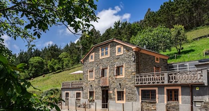 Casa de vacaciones 'Mirador Del Navia' con vistas a la montaña, terraza privada y Wi-Fi