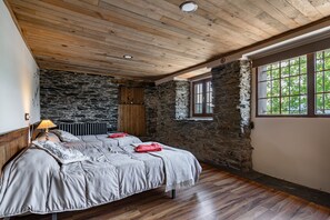 4 bedrooms, iron/ironing board, free WiFi, bed sheets - Holiday Home 'Mirador Del Navia' with Mountain View, Private Terrace and Wi-Fi (Serandinas)