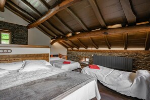 4 bedrooms, iron/ironing board, free WiFi, bed sheets