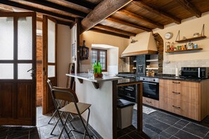 Fridge, microwave, oven, stovetop - Holiday Home 'Mirador Del Navia' with Mountain View, Private Terrace and Wi-Fi (Serandinas)