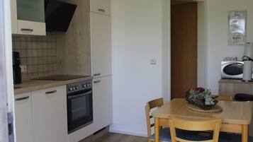 Fridge, microwave, dishwasher, coffee/tea maker