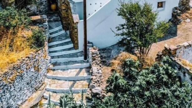A white building with a staircase leading to a covered outdoor area. - Holiday Home 'Agapi Home' with Private Terrace, Wi-Fi and Air Conditioning (Tinos)