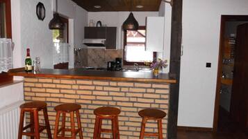 JÀÀkaappi, mikroaaltouuni, liesi