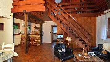 Een televisie en een open haard