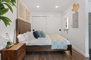 Iron/ironing board, WiFi, bed sheets