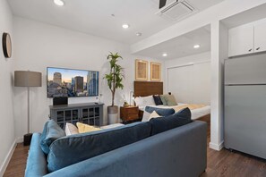 1 slaapkamer, een strijkplank/strijkijzer, wifi, beddengoed