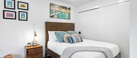 Tabla de planchar con plancha, wifi y ropa de cama