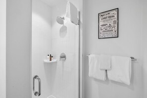 Shower, hair dryer, towels, shampoo - Charming DT ATX Studio | Mins to Rainey St | Patio (Austin)