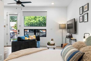 Iron/ironing board, WiFi, bed sheets - Charming DT ATX Studio | Mins to Rainey St | Patio (Austin)