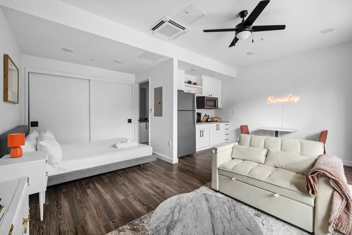 Queen Bed Studio & Patio in Downtown Austin